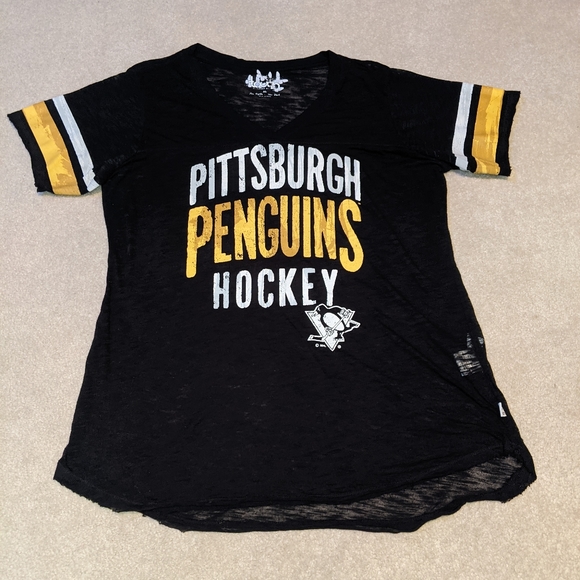 Touch by Alyssa Milano Tops - Pittsburgh penguins Hockey black v-neck t-shirt